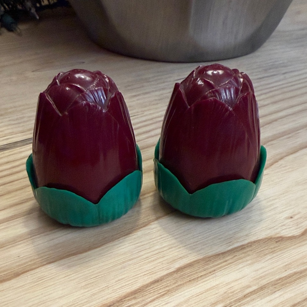 This is a set of vintage Jaydon hard plastic rosebud salt and pepper shakers.